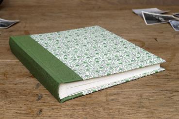 Handgefertigtes Fotoalbum mit olivgrünem Buchrücken